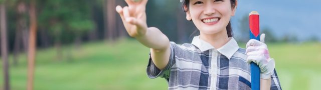 女性でゴルフをする人